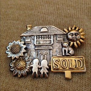 Real estate brooch or pendant.